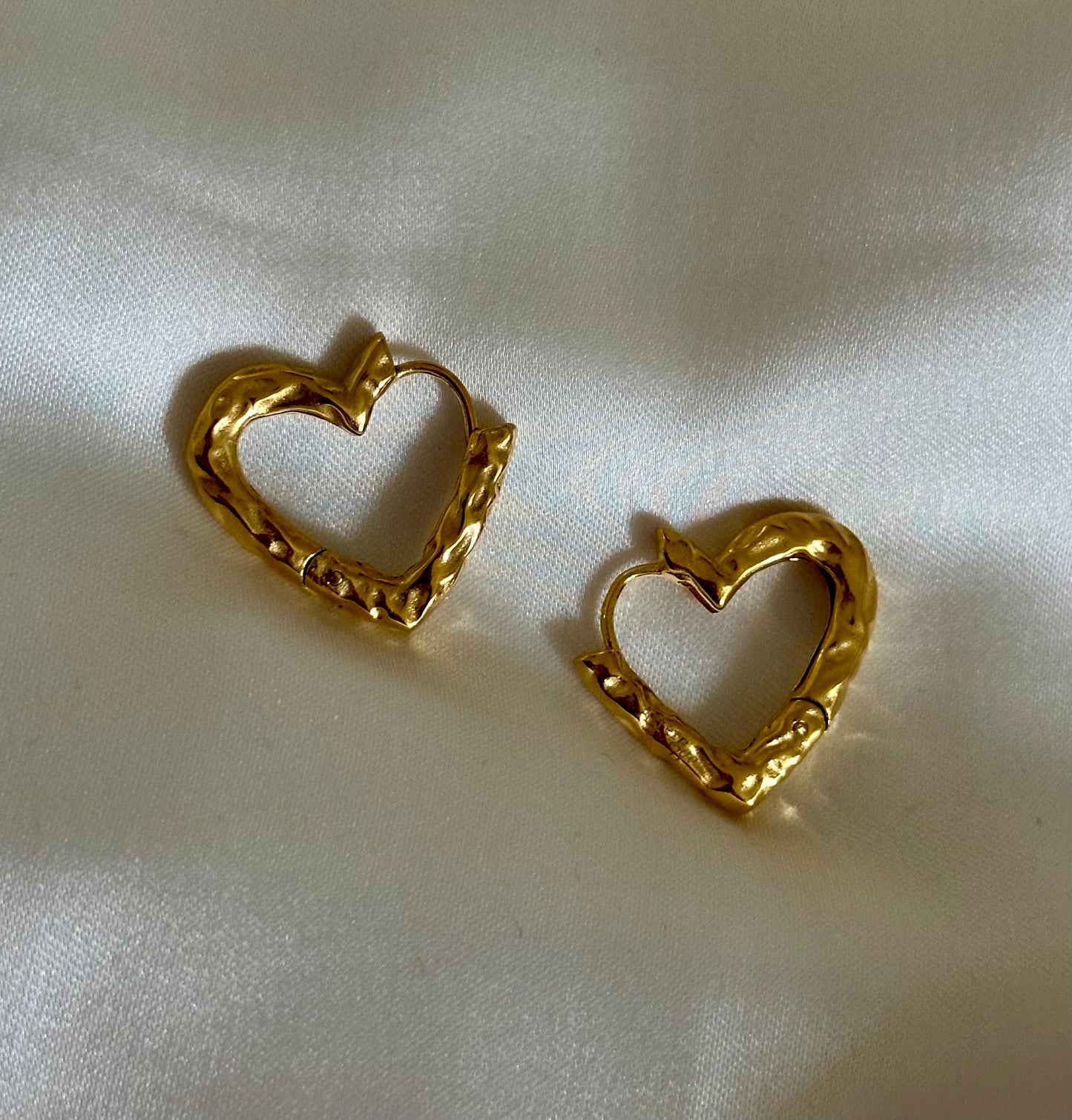 Hearts 18k gold irregular hoops earrings