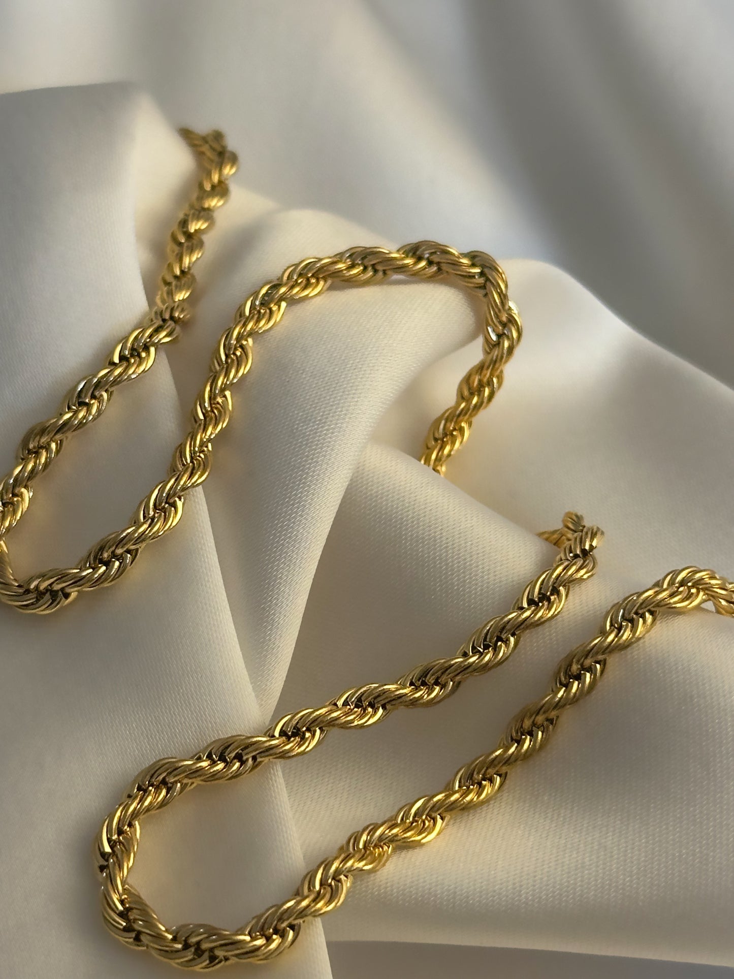Twistara chain necklace twisted 18k gold alterego chunky jewelry close up