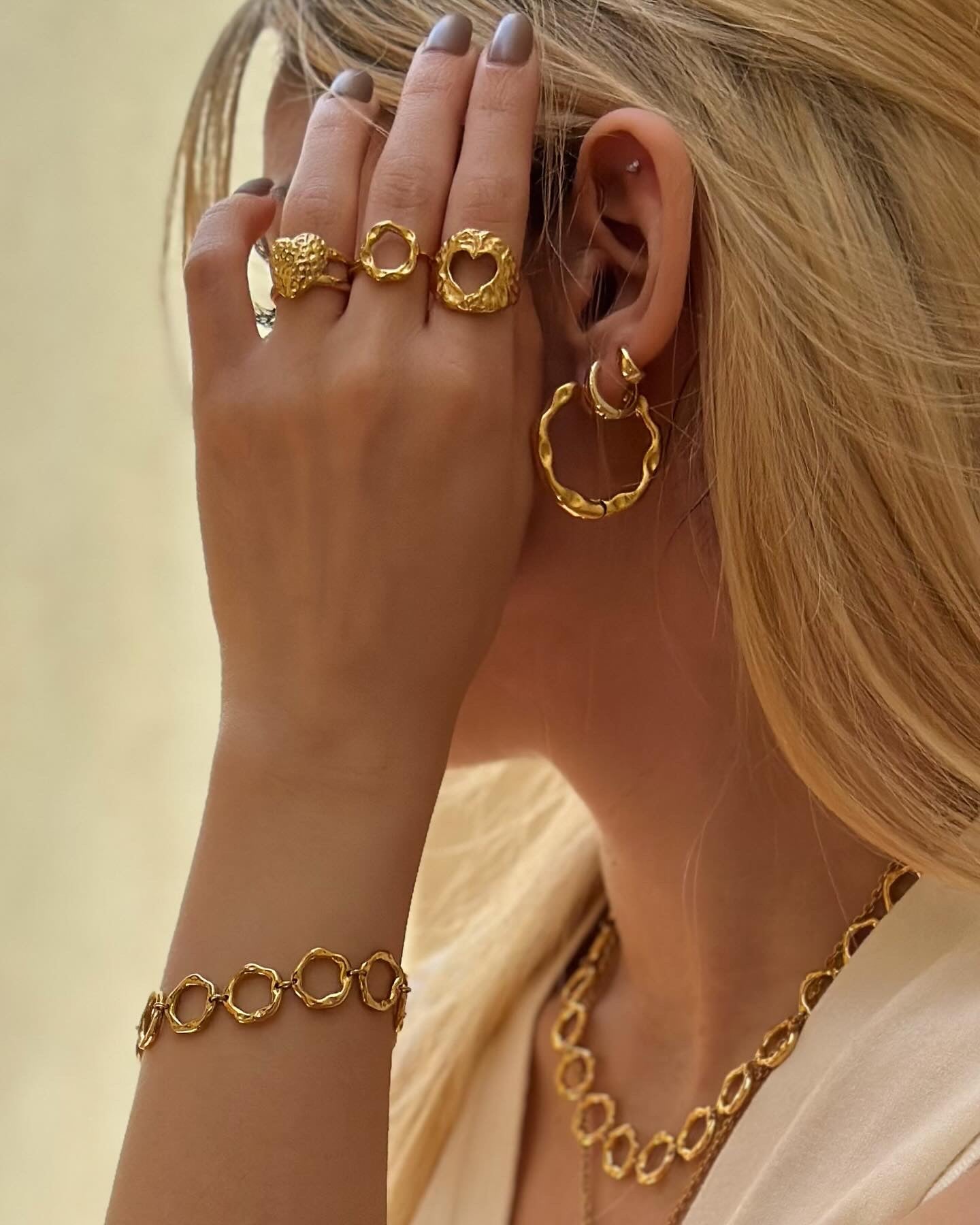 Chunky jewelry 18k gold in model