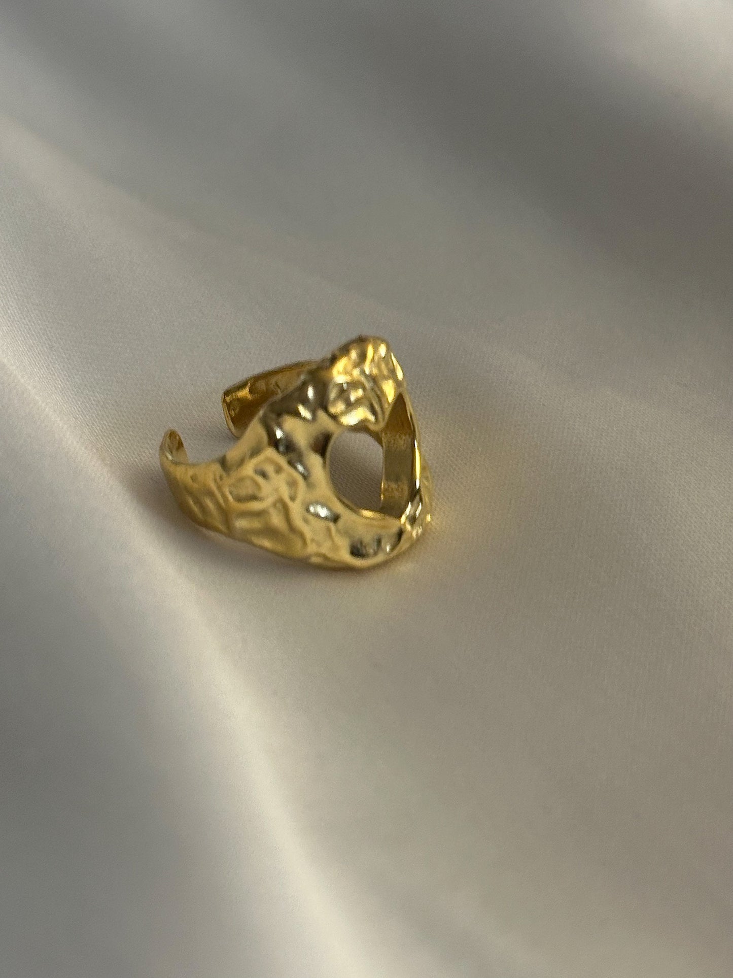 Chunky ring 18k gold irregular heart amor ring